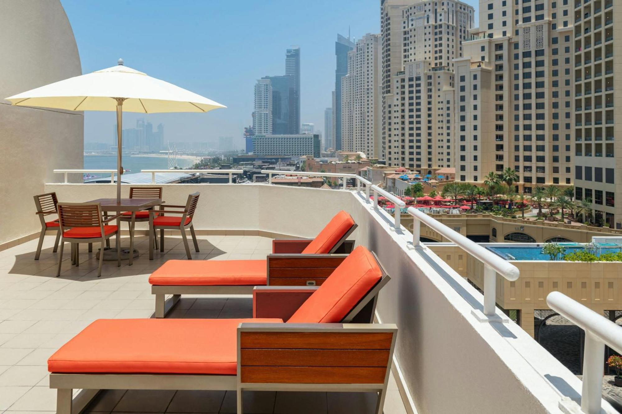 Sheraton Jumeirah Beach Resort Dubai Exterior foto A balcony at the Westin Dubai